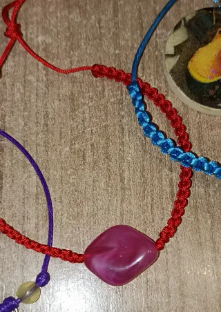 6 pulseras y 1 llavero, a mano