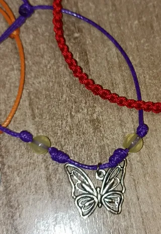 6 pulseras y 1 llavero, a mano