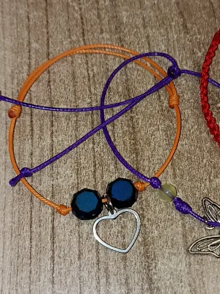 6 pulseras y 1 llavero, a mano
