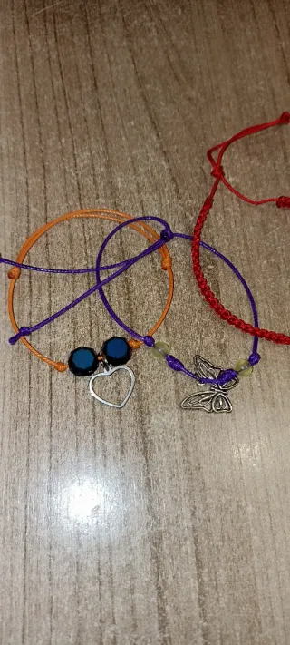 6 pulseras y 1 llavero, a mano