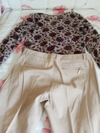 Lote Pantalón Beige y Blusa Estampada