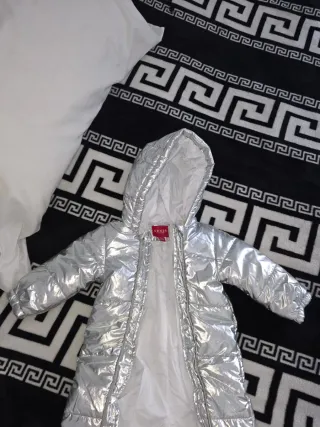 Mono chaqueta bebé Guess plateado