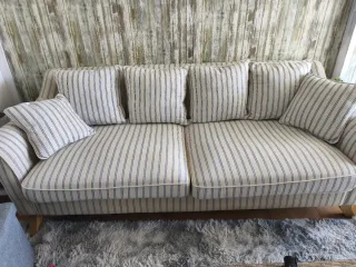 Sofá de tela beige y azul