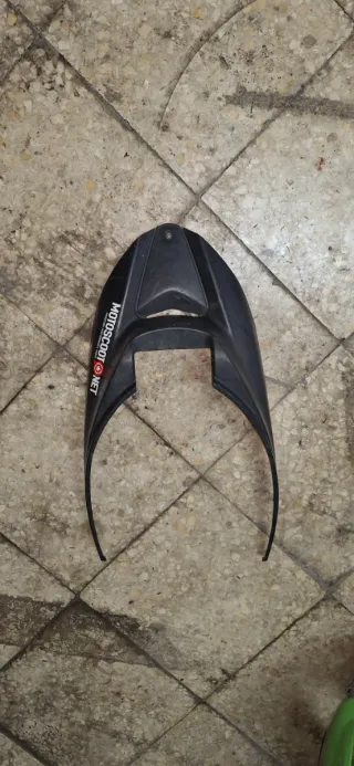 Tapa bajo asiento Yamaha Jog RR