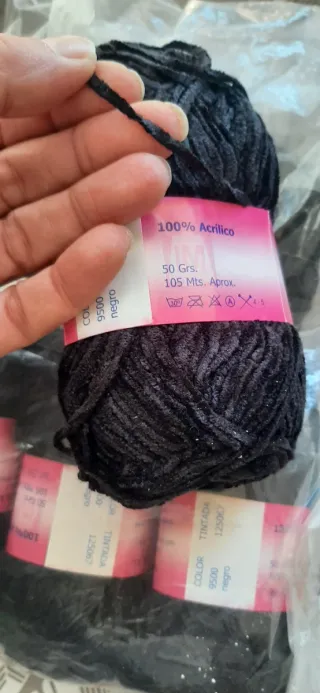 Ovillos de chenilla negra 100% acrílico