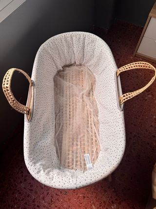 Moisés Cambrass con cesta y cojín