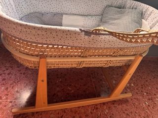 Moisés Cambrass con cesta y cojín