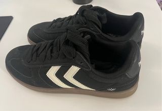 Zapatillas Hummel negras y blancas
