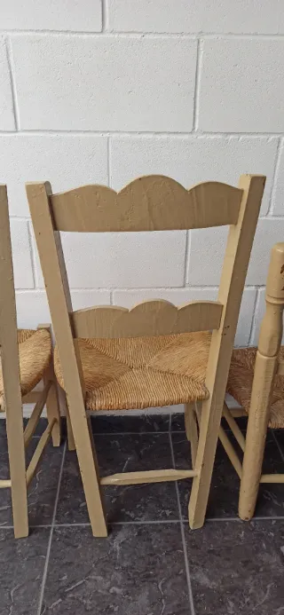 Juego de 3 sillas de madera y yute