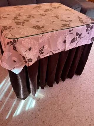 Mesa de comedor madera y cristal y ropa de camilla