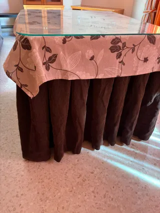 Mesa de comedor madera y cristal y ropa de camilla