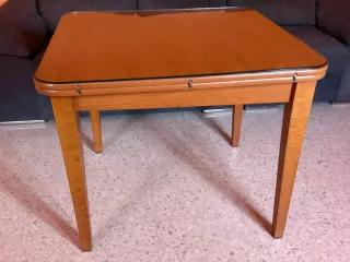 Mesa de comedor madera y cristal y ropa de camilla