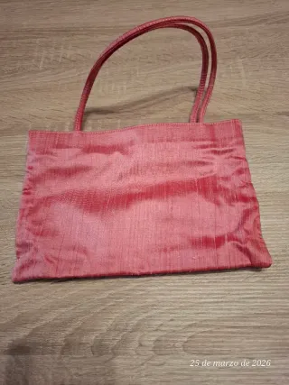 Zapatos de vestir morados con lazo y bolso a juego