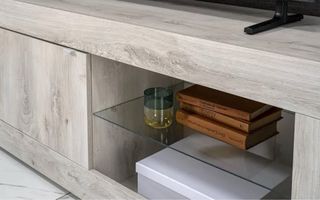Mueble TV madera con repisa de cristal