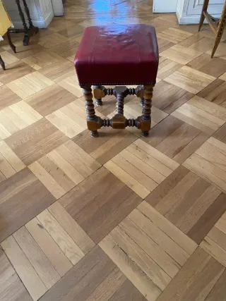 Banquillo de cuero y madera tallada