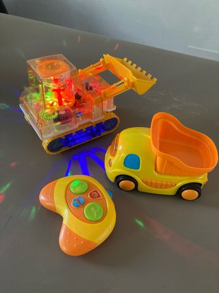 Juguetes de construcción y camión con mando