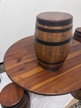 Tavolo da cantina con sgabelli in botte.