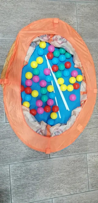Vaschetta con palline colorate