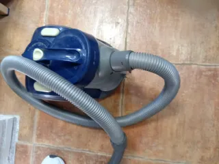 Aspiradora azul con manguera