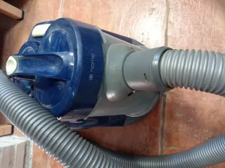 Aspiradora azul con manguera