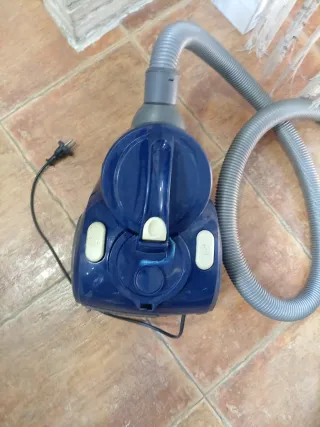 Aspiradora azul con manguera
