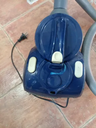 Aspiradora azul con manguera