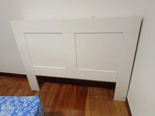 Cabecero de cama de madera blanco.