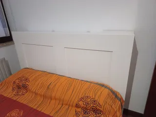 Cabecero de cama de madera blanco.