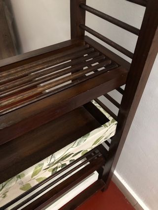 Estantería de madera maciza