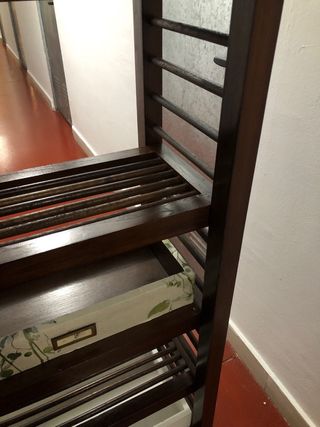 Estantería de madera maciza