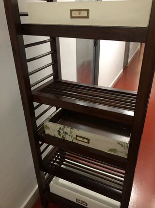 Estantería de madera maciza