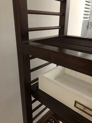 Estantería de madera maciza