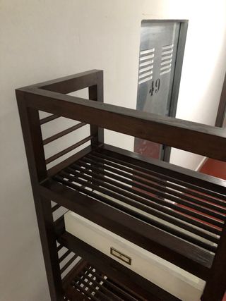 Estantería de madera maciza