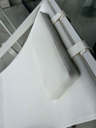 Tumbona y reposapiés  y mesita