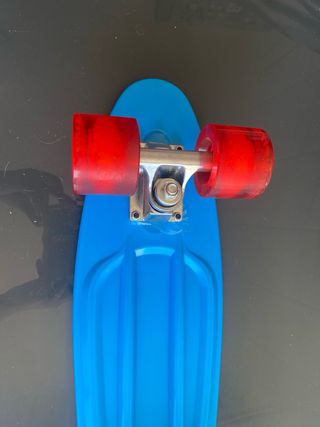 Patín azul con ruedas rojas transparentes