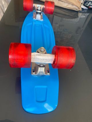 Patín azul con ruedas rojas transparentes