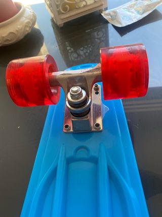 Patín azul con ruedas rojas transparentes
