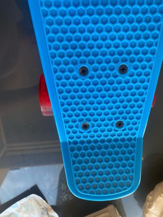 Patín azul con ruedas rojas transparentes