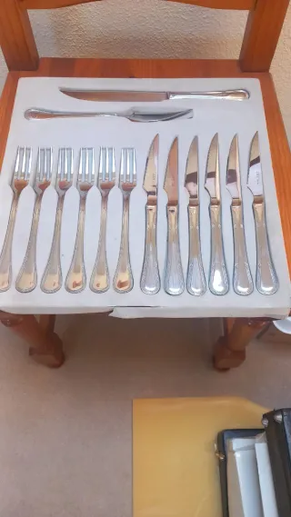 Cubertería de metal plateada