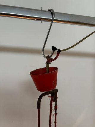 Lampadario Stilnovo rosso metallo