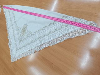 Manteleta bebé batistabeige bordada oro y puntilla