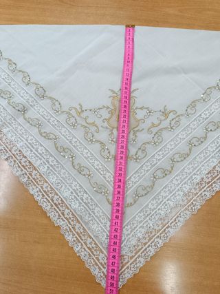 Manteleta bebé batistabeige bordada oro y puntilla