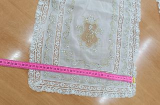 Manteleta bebé batistabeige bordada oro y puntilla