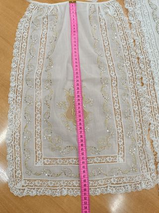 Manteleta bebé batistabeige bordada oro y puntilla