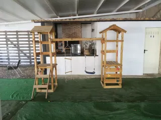 Parque infantil madera con columpio y escalera