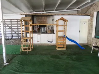 Parque infantil madera con columpio y escalera