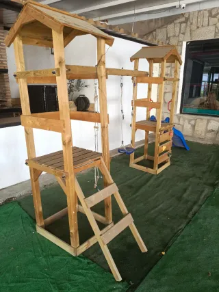 Parque infantil madera con columpio y escalera