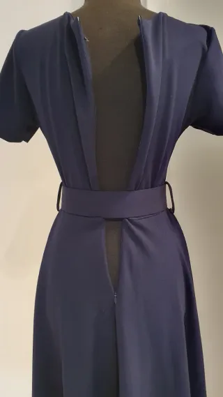 Vestido azul marino con cinturón