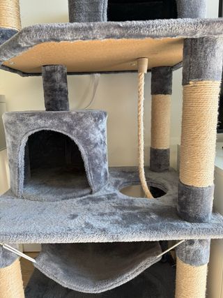 Árbol para gatos gris