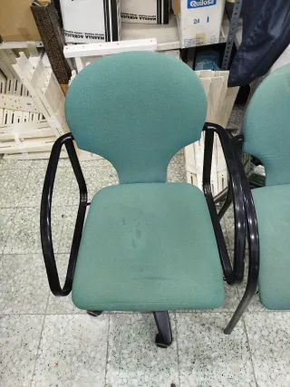 Sillas de oficina verdes y negras